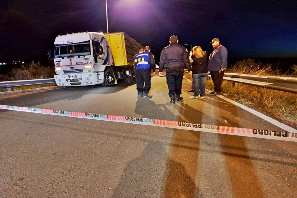 Un motociclista murió al chocar contra un camión que había sufrido un desperfecto mecánico