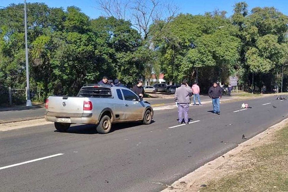 Una utilitaria con patente de Uruguay chocó con una pareja de motociclistas en avenida de la zona norte