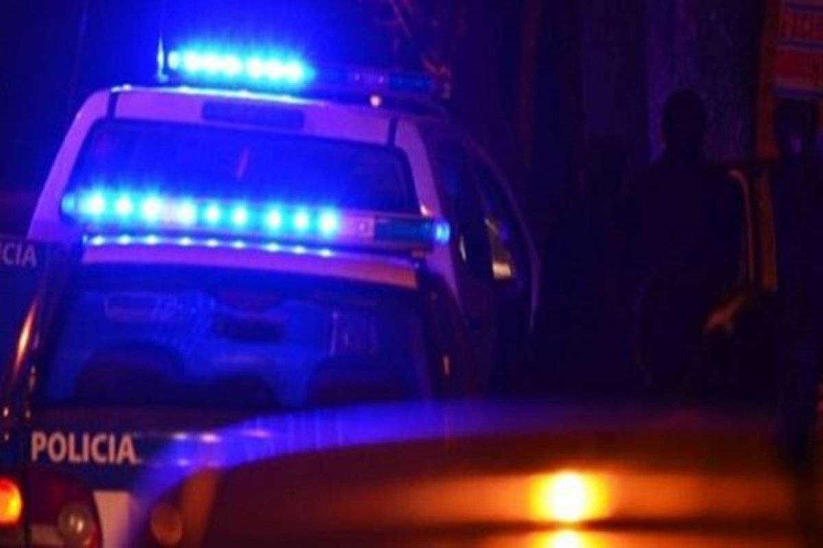 En uno de los domicilios allanados en el barrio Villa Adela, se incautó un arma de fuego.