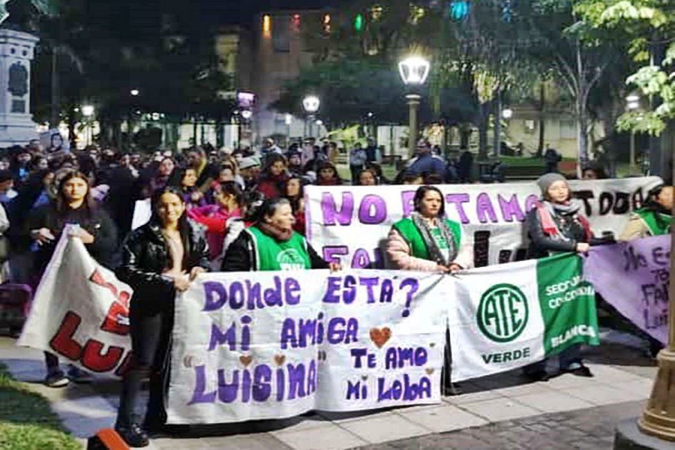 CASO LUISINA: Manifestantes pidieron justicia en la plaza 25 de Mayo y la Jefatura de Policía
