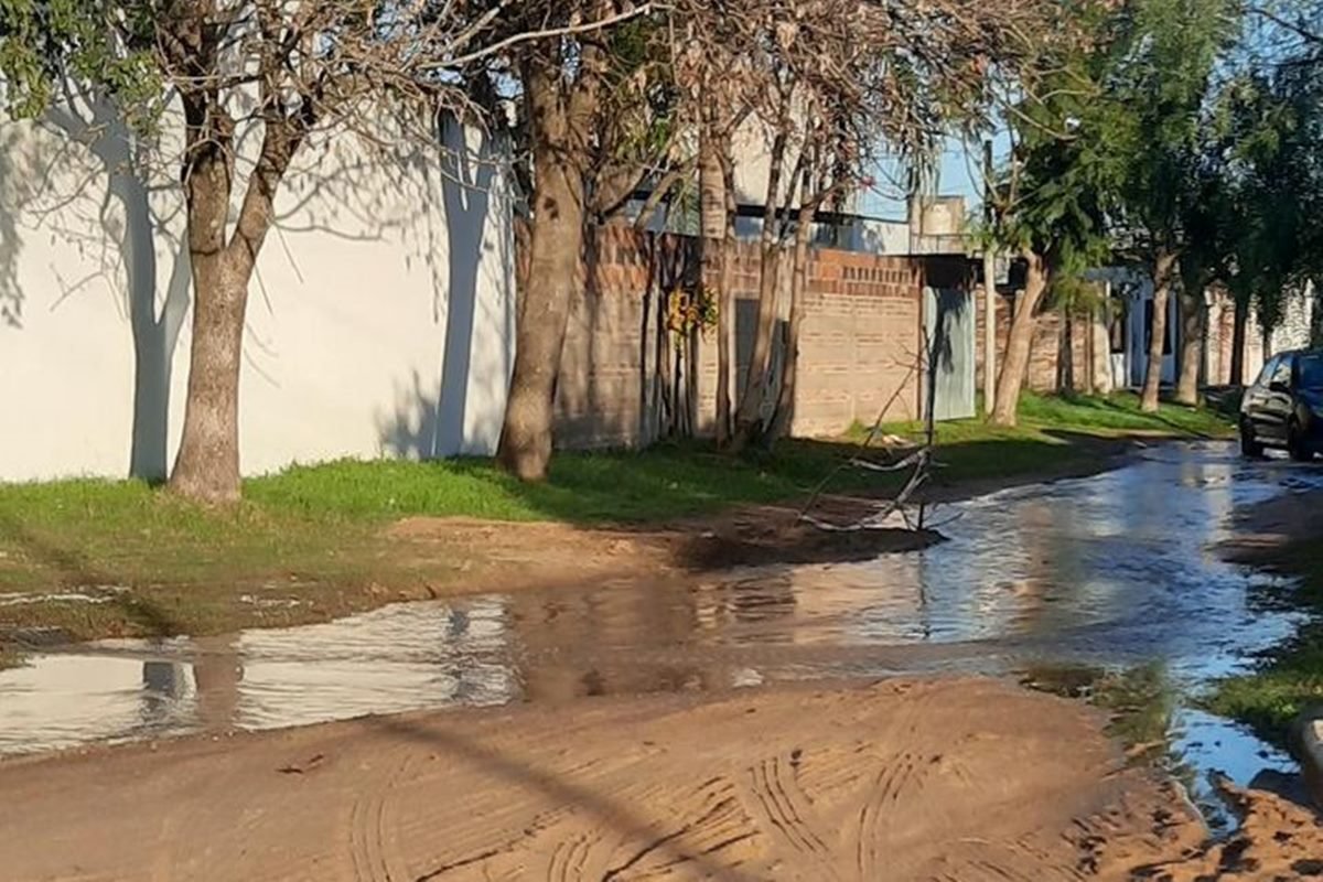 Vecinos piden que se repare una pérdida de agua que lleva varios días ...