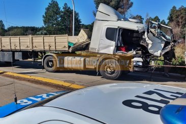 El camión terminó con importantes destrozos en su carrocería El camión terminó con importantes destrozos en su carrocería
