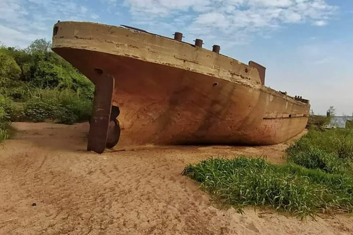 La embarcaci&oacute;n est&aacute; encallada a la altura del departamento Col&oacute;n