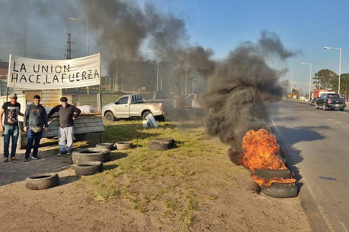 La protesta se llev&oacute; a cabo en el kil&oacute;metro 250 de la Autov&iacute;a 14.