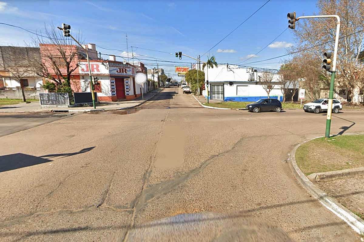 Corte de tr&aacute;nsito en la esquina de Humberto Primo y Urdinarrain.