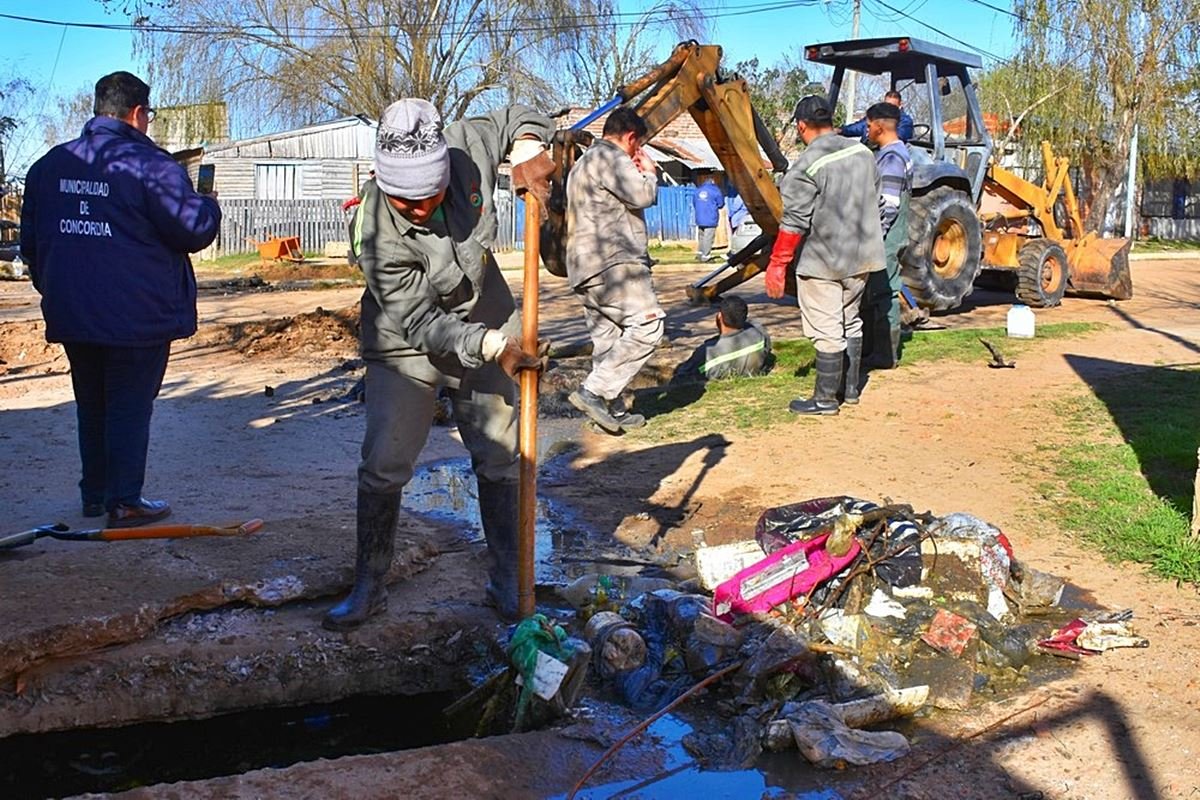 Limpieza de desag&uuml;es en barrio Lamadrid.