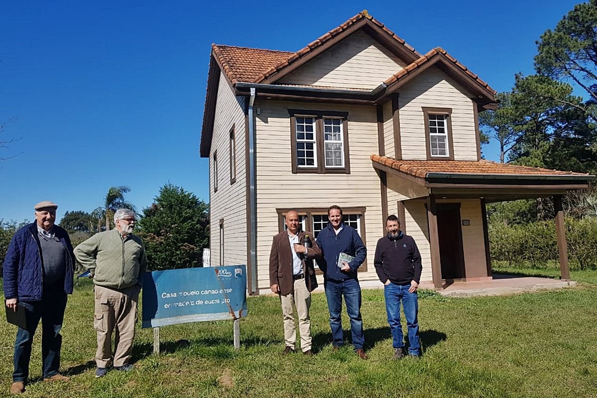 Bovino y Satal&iacute;a M&eacute;ndez se interiorizaron sobre las casas de madera del INTA.