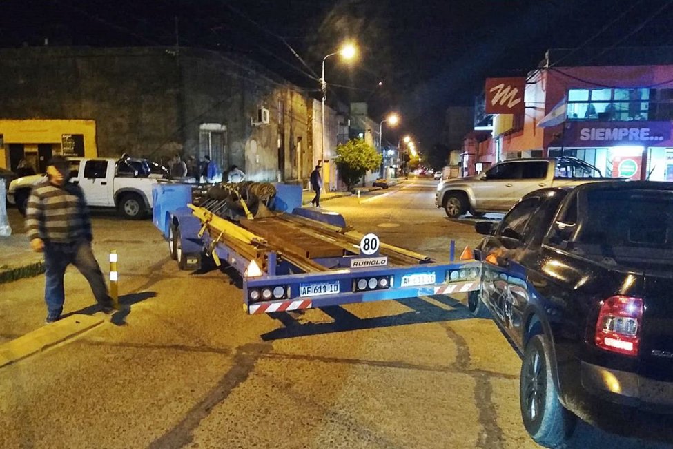 Con un largo trailer quiso doblar en una esquina y terminó provocando roturas a otro vehículo
