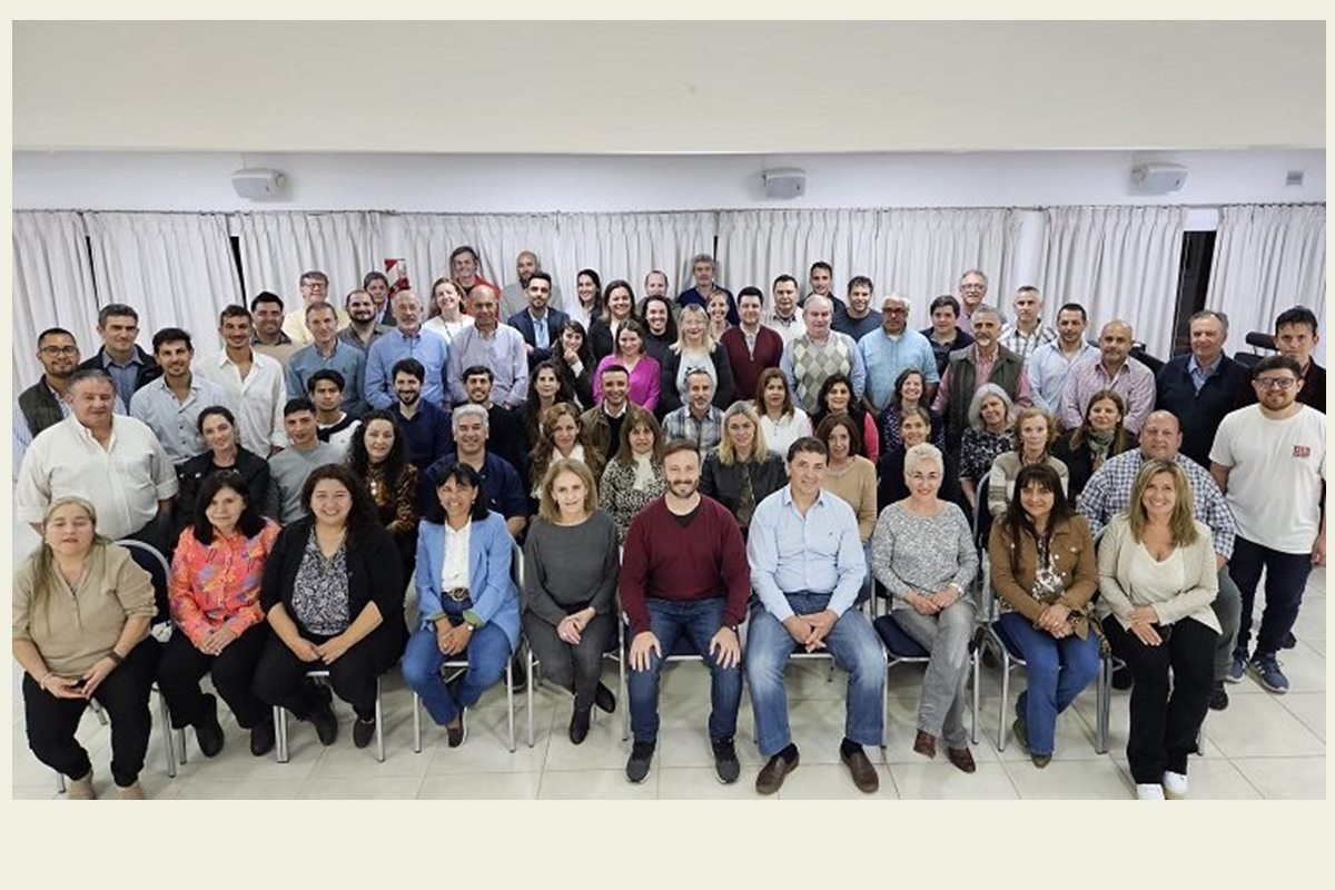 Azcu&eacute; y Reta de Urquiza juntos a sus equipos t&eacute;cnicos