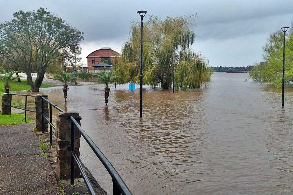 Se interrumpió el suministro de electricidad en zonas de la costanera afectadas por la creciente