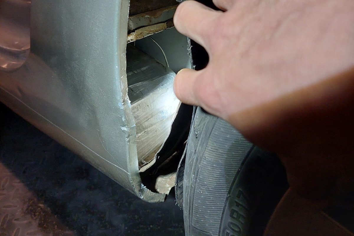 La droga era transportada en un doble fondo dentro del veh&iacute;culo.