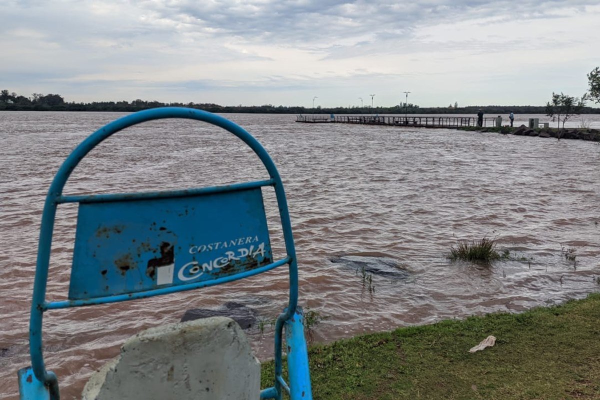 El r&iacute;o Uruguay comienza a ganarle a la playa en el puerto local.