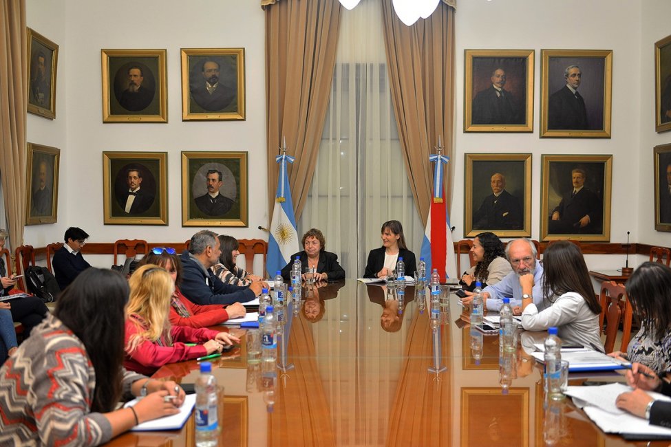 El gobierno convocó a los gremios estatales para discutir salarios