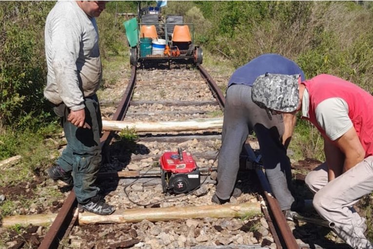 Ferroaficionados entrerrianos restauran voluntariamente un extenso tramo de v&iacute;as que llegan a Concordia