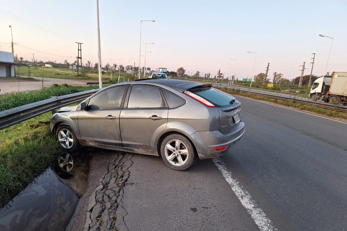 El autom&oacute;vil debi&oacute; ser retirado del lugar por una gr&uacute;a debido a los da&ntilde;os.