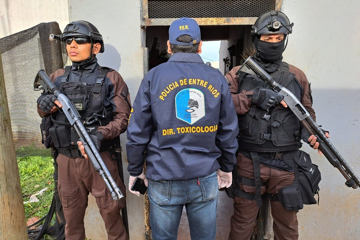 Tres personas fueron detenidas durante el procedimiento.