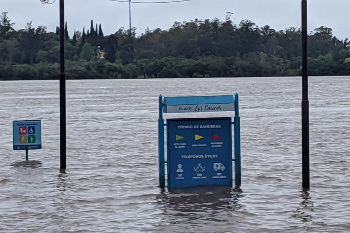 El mirador "Arenitas Blancas" sigue este martes bajo agua.