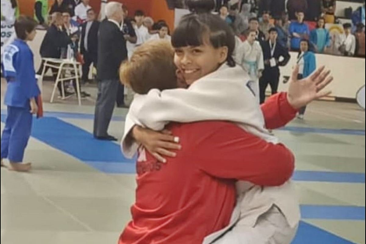 F&aacute;tima Ocampo Godoy celebrndo el logro.