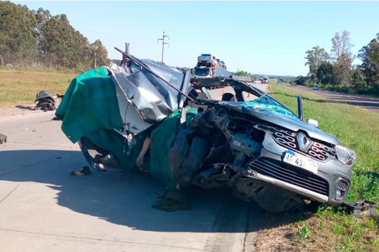 RUTA 14: Un hombre murió tras el choque entre un auto y un camión ...