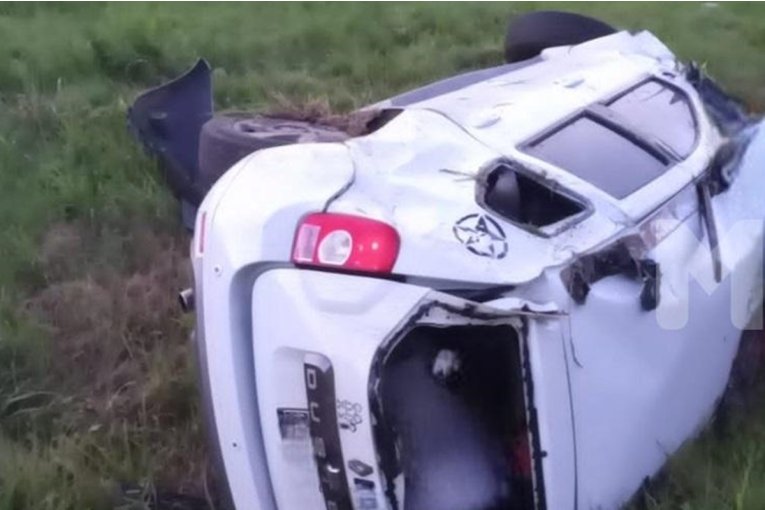 Un veh&iacute;culo perdi&oacute; el control y termin&oacute; volcando en la autov&iacute;a 14