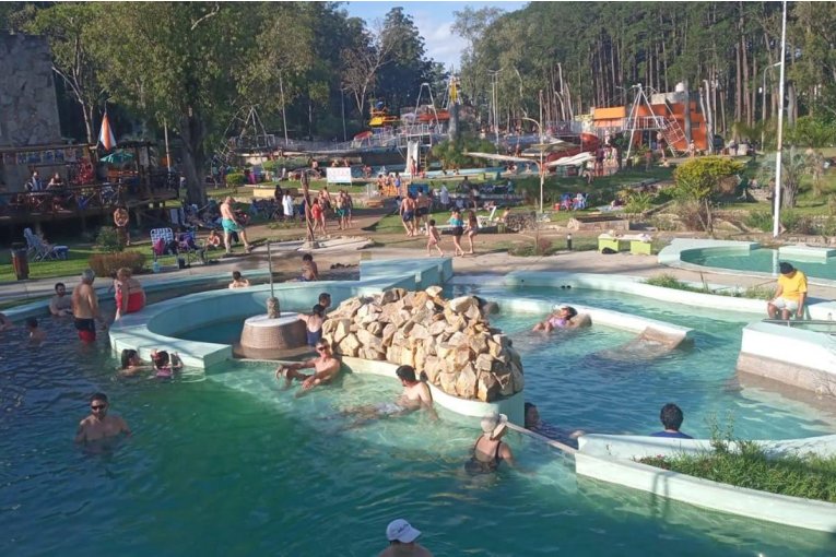Las termas y el lago recibieron a miles de turistas este fin de semana extra largo