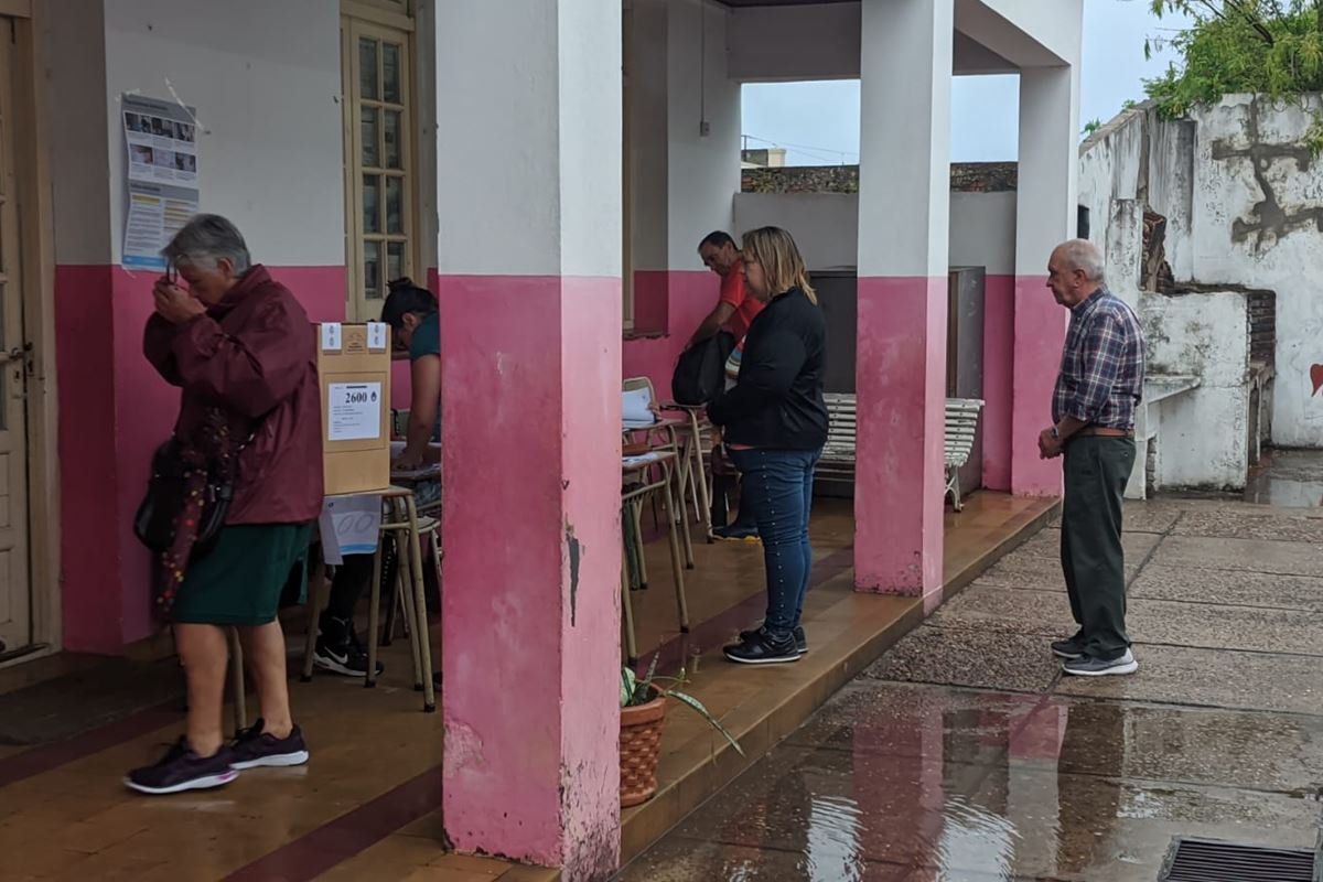 Las elecciones generales arrancaron con lluvia en Concordia.