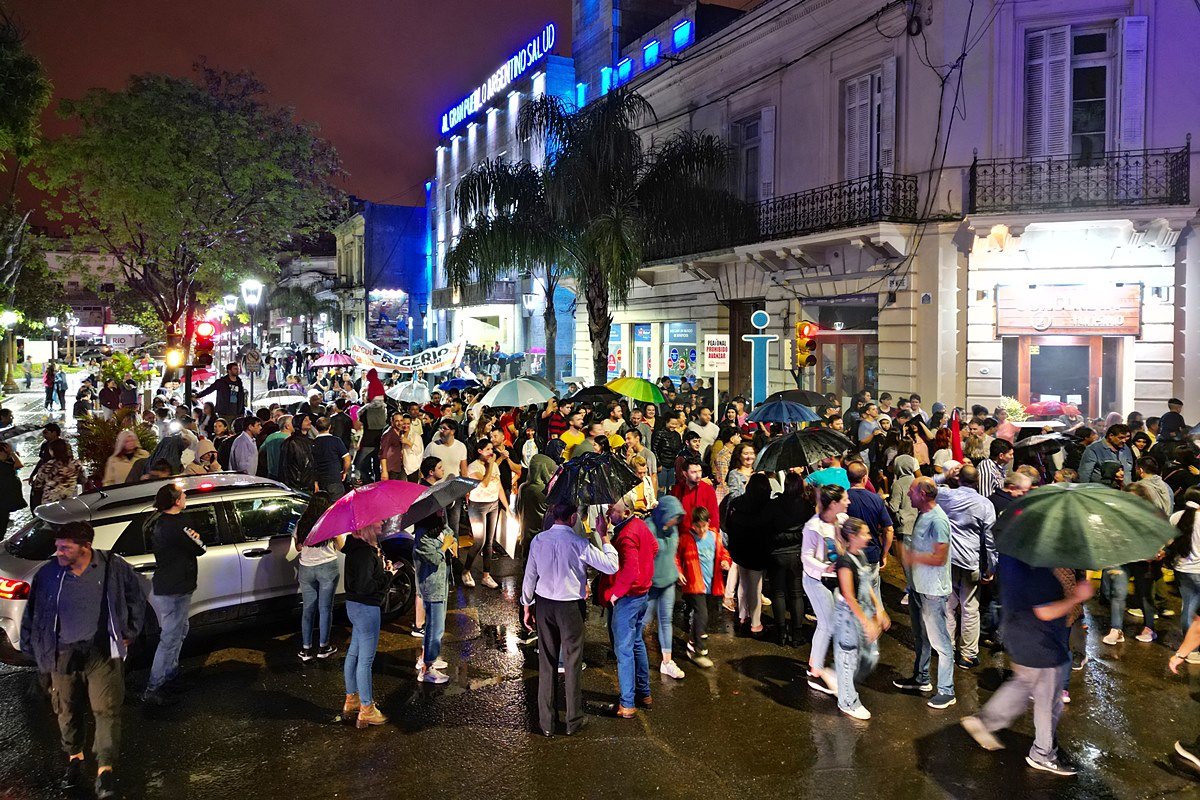 Azcu&eacute; y sus militantes en la esquina del municipio