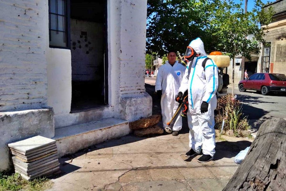 El municipio despliega un operativo de fumigación y descacharrización en las zonas afectadas por la creciente