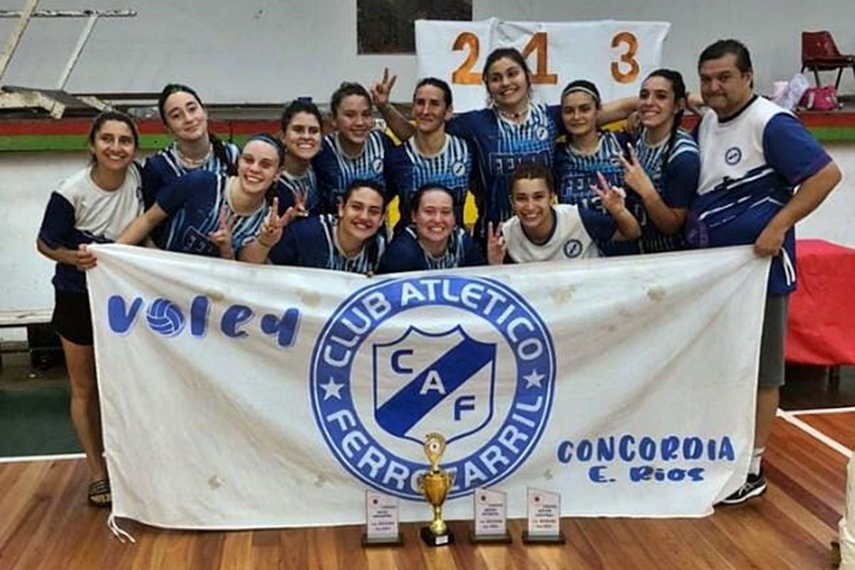 Las chicas del Voley de Ferro festejndo su premio.