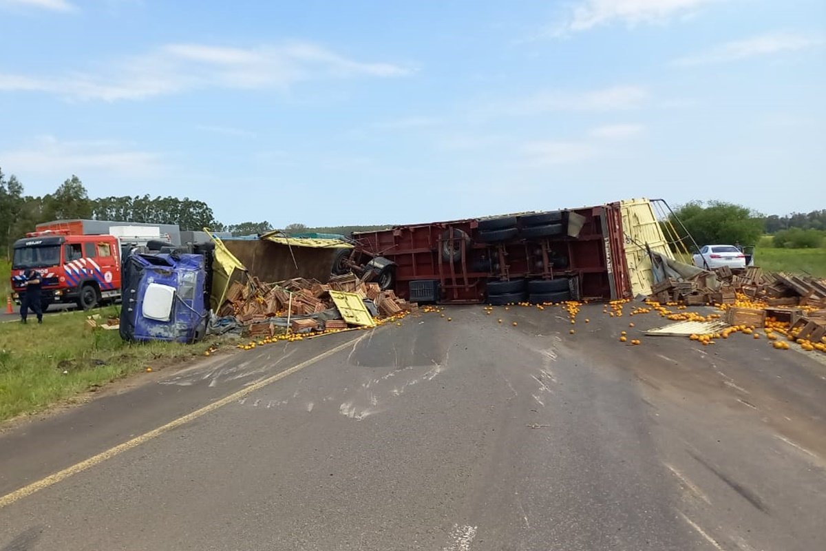 El chofer y un acompa&ntilde;ante debieron ser asistidos por una ambulancia.