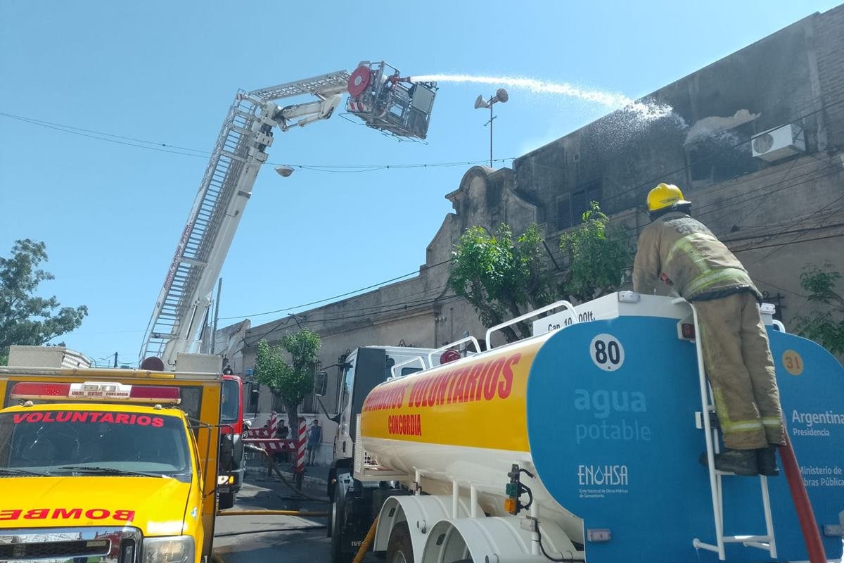La unidad tuvo "un bautismo forzado" para enfriar el incendio.