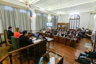 El senador Gay rindió homenaje a los taquígrafos parlamentarios en su día. El senador Gay rindió homenaje a los taquígrafos parlamentarios en su día.
