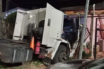 El camión terminó dentro de la propiedad El camión terminó dentro de la propiedad