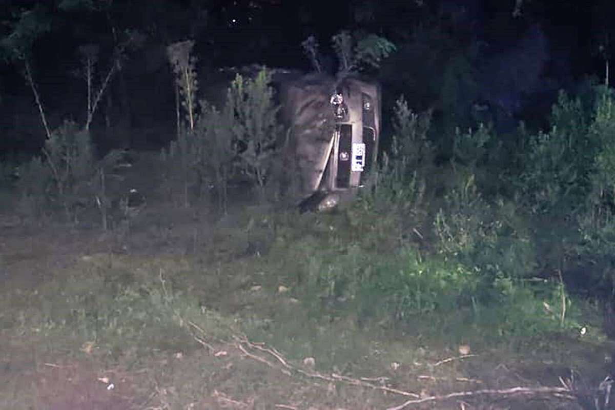 Un auto volc&oacute; en plena Avenida Eva Per&oacute;n