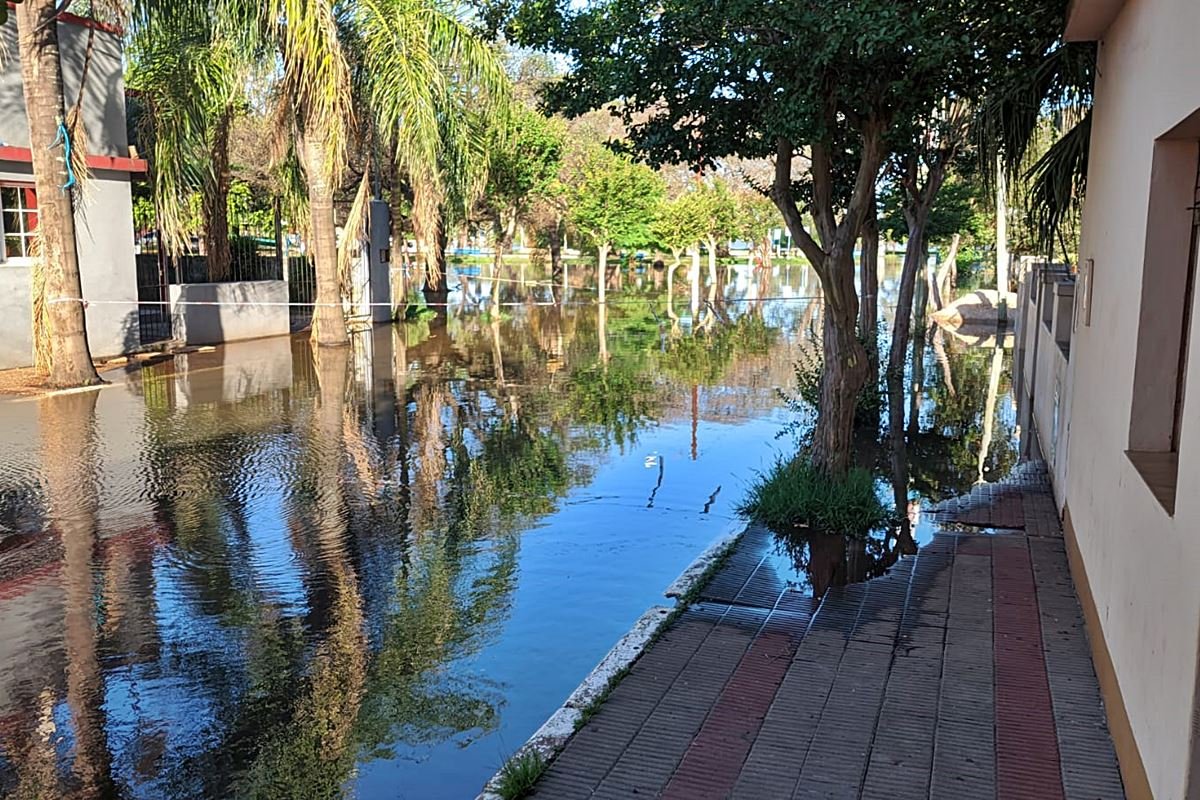 El r&iacute;o Uruguay avanz&oacute; sobre calle 1&deg; de Mayo