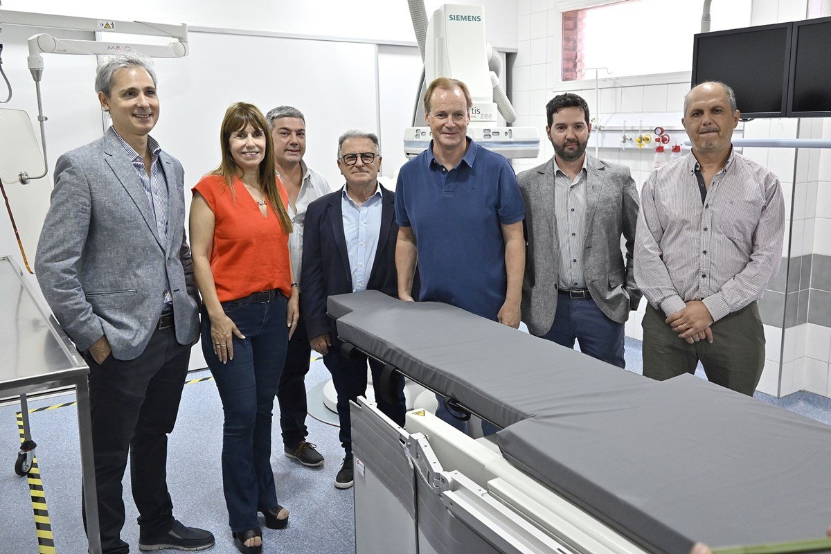 Bordet junto a funcionarios y profesionales m&eacute;dicos del Masvernat