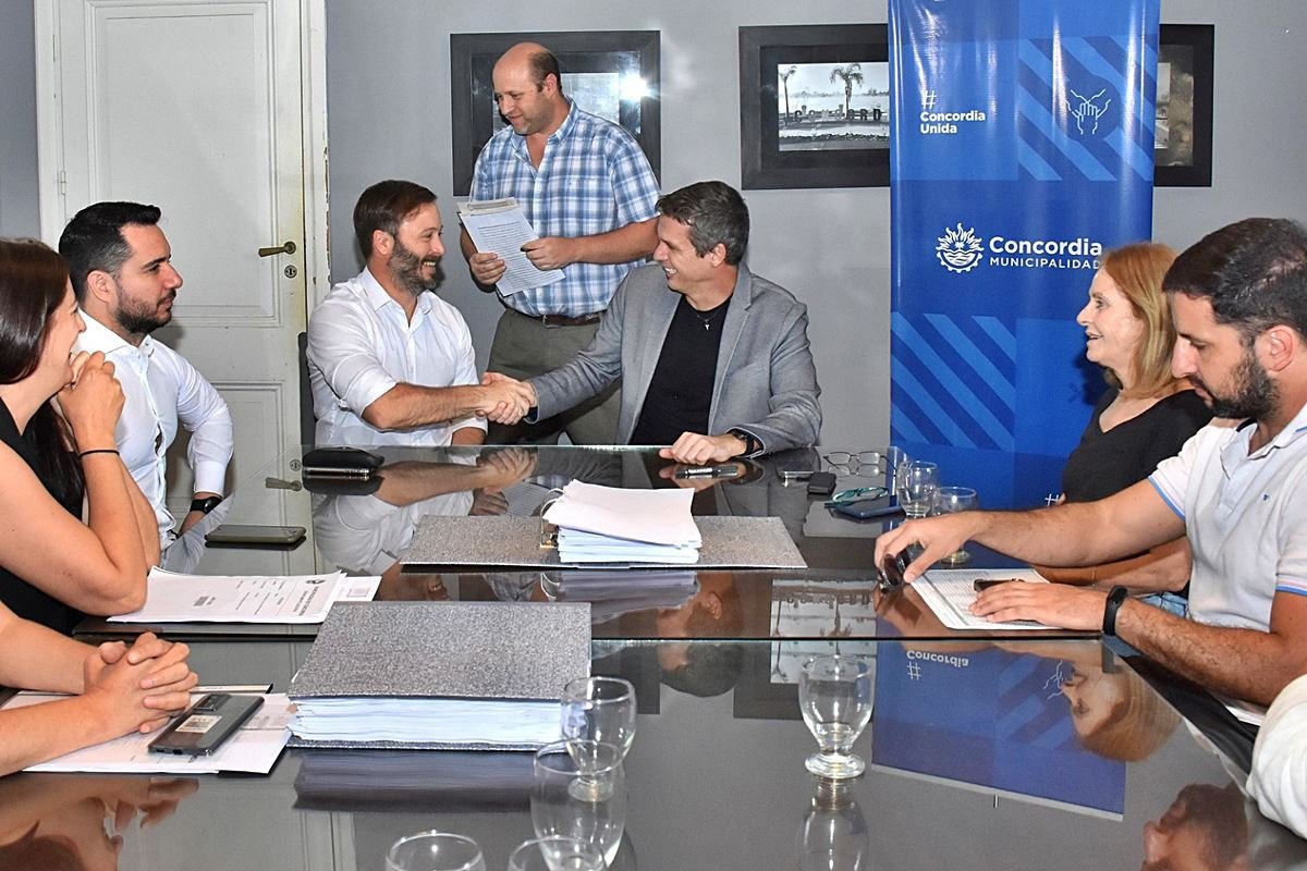 Cresto le present&oacute; a Azcu&eacute; el informe econ&oacute;mico del municipio