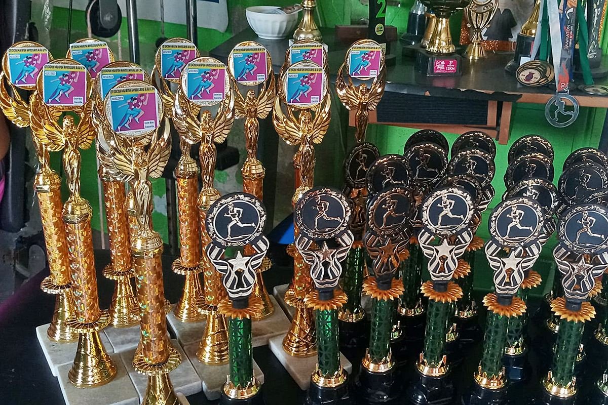 Trofeos y medallas para los participantes de la Marat&oacute;n