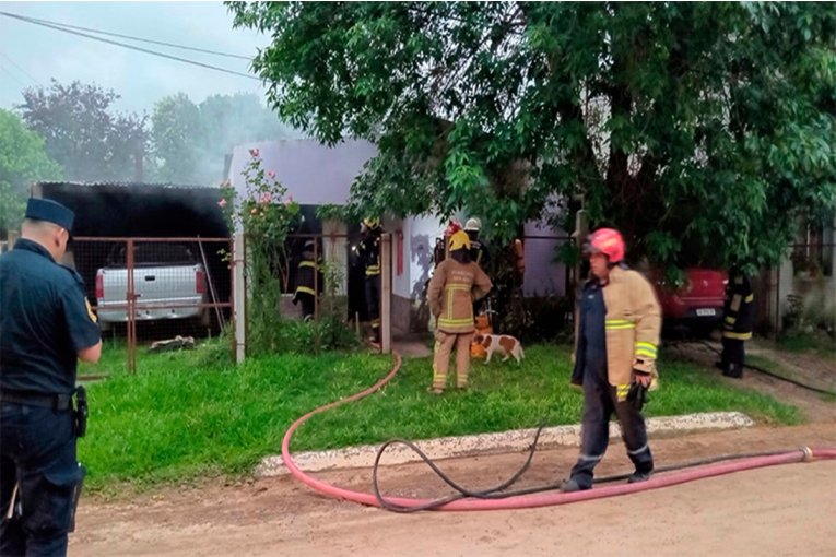 Dos personas fallecieron tras el incendio de una vivienda en una ...