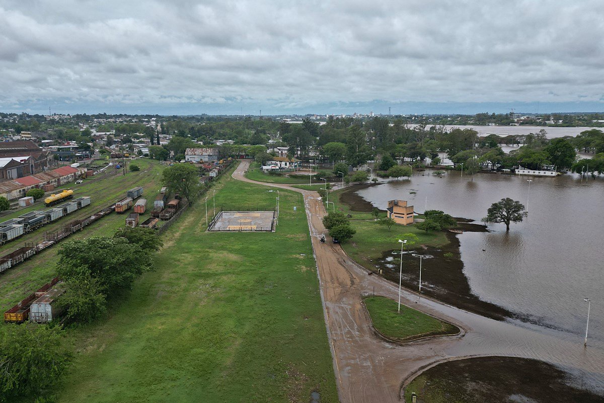 El Campo de los Deportes reaparece a medida que el agua desciende