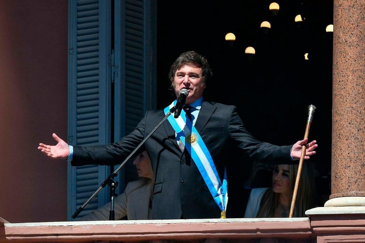 Javier Mileo saludando desde el balc&oacute;n de la Casa Rosada