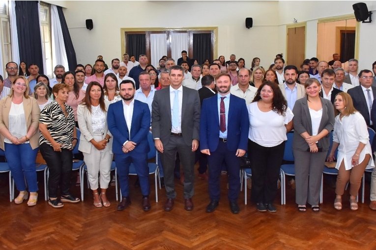 Cresto dej&oacute; oficialmente la intendencia y comenz&oacute; una gesti&oacute;n transitoria de un concejal hasta la jura de Azcu&eacute;