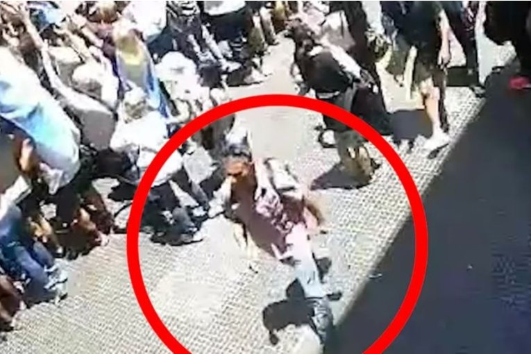 Identificaron al entrerriano que le arroj&oacute; una botella al auto del presidente Milei