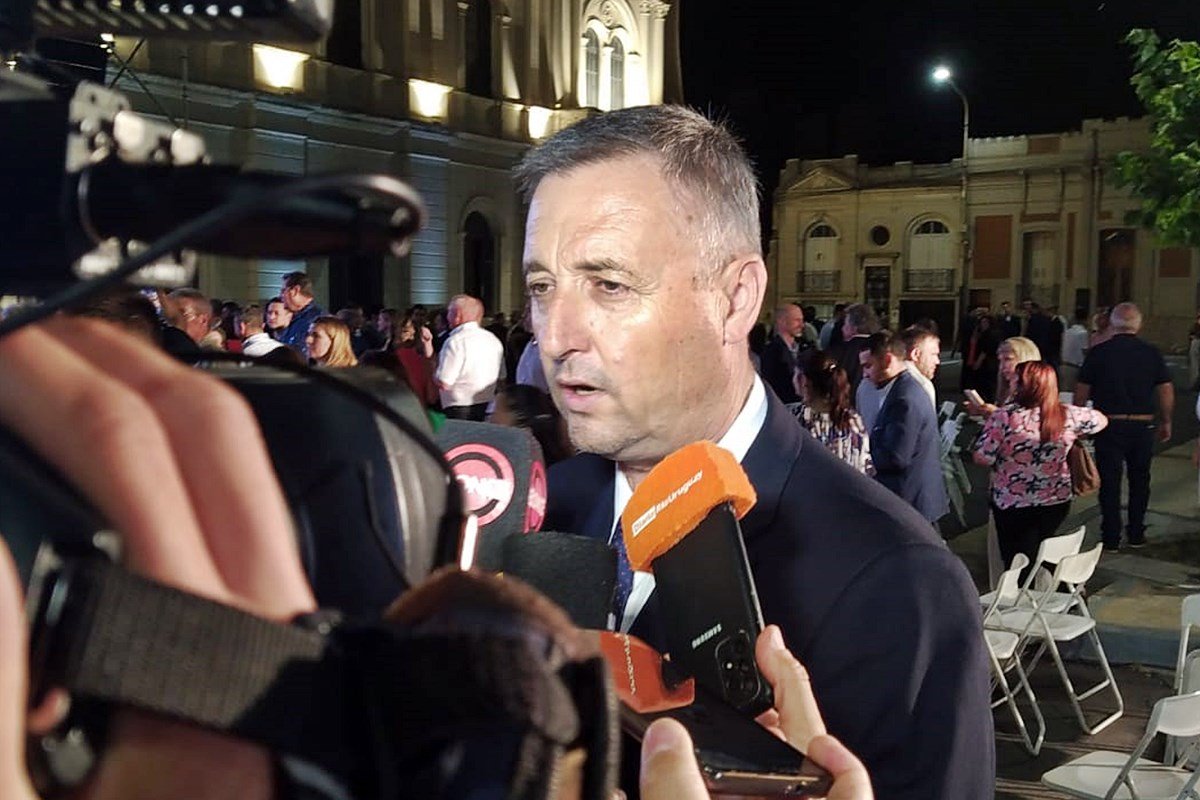 Hein haciendo declaraciones en la plaza Mansilla de Paraná