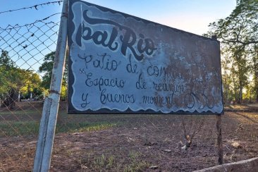 El río baja pero quedan las marcas de los niveles hasta donde llegó el agua El río baja pero quedan las marcas de los niveles hasta donde llegó el agua