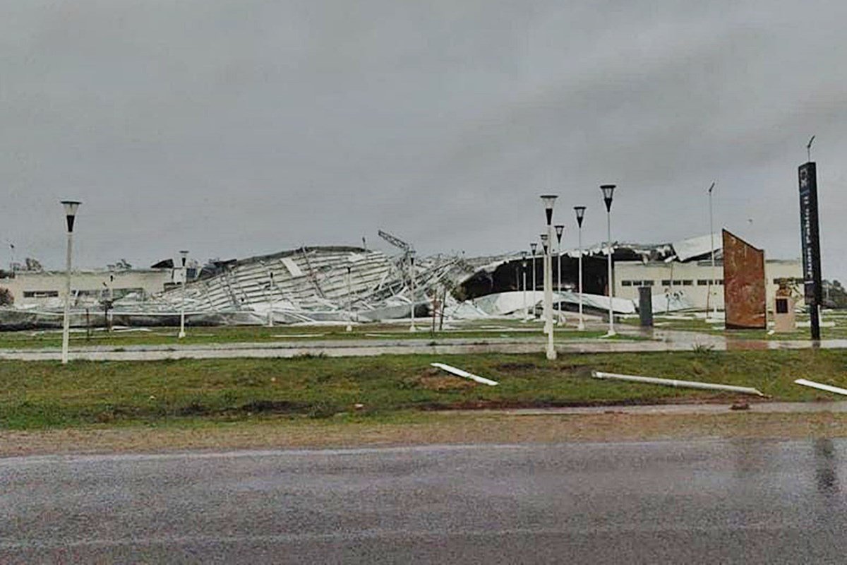 La nueva terminal de omnibus fue destrozada por el temporal