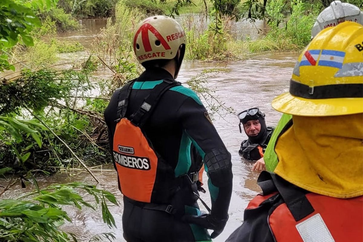 Los buzos de Bomberos trabajando en el lugar