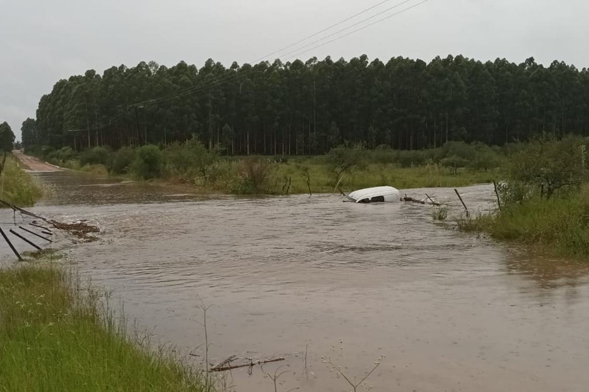 El veh&iacute;culo debi&oacute; ser retirado con ayuda de los vecinos del lugar.