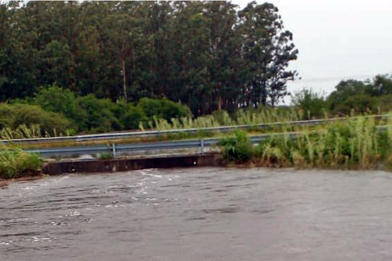 Desesperada b&uacute;squeda de un auto que fue arrastrado por un arroyo que desbord&oacute; la Ruta 14