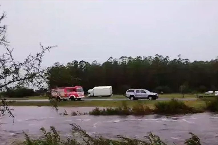 Fue encontrado el auto arrastrado por un arroyo pero a&uacute;n se busca a sus ocupantes